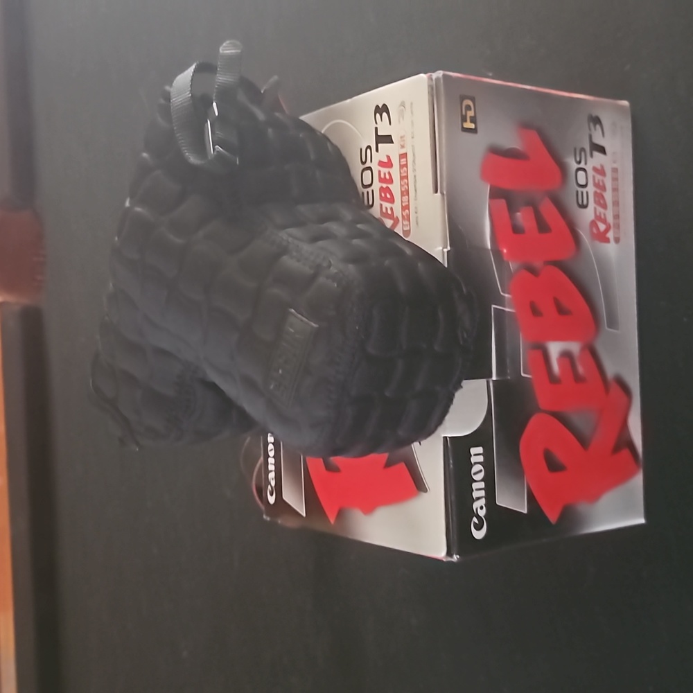 Canon EOS Rebel T3 DSLR - Picture 9 of 11